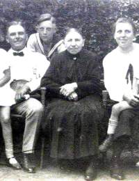 Caroline Isenbeck im Kreise der Familie ihrer Tochter Luise,ca. 1928